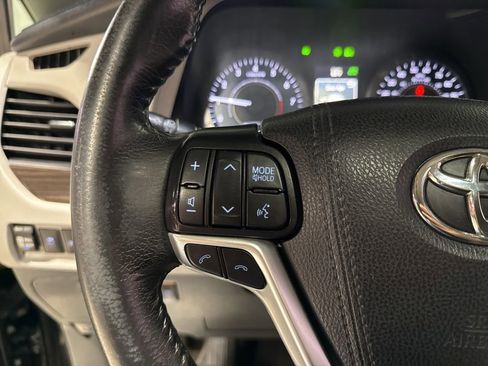 Used 2020 Toyota Sienna XLE w/ XLE Navigation Package FWD image 13