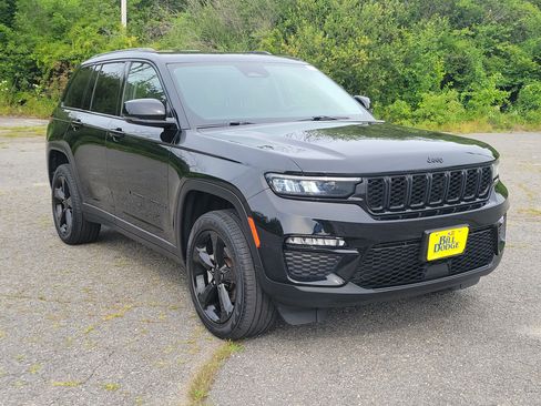 Used 2023 Jeep Grand Cherokee Limited w/ Black Appearance Package AWD/4WD image 3