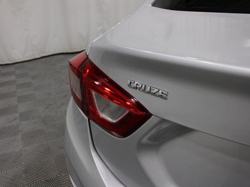 Used 2019 Chevrolet Cruze LT w/ Convenience Package FWD image 28