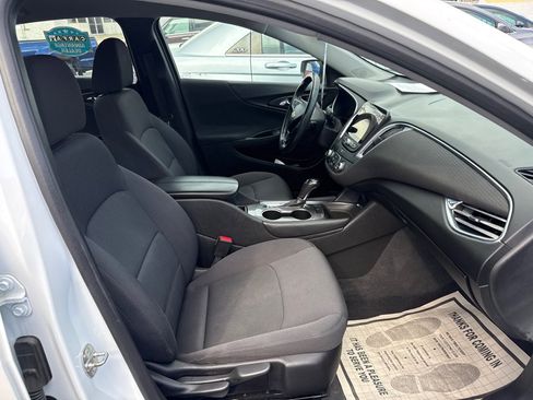 Used 2017 Chevrolet Malibu LT FWD image 9