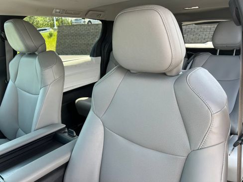 Used 2025 Toyota Sienna XLE FWD image 11
