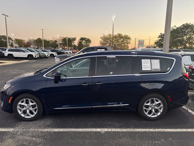 Used 2017 Chrysler Pacifica Touring-L Plus w/ Advanced Safetytec Group FWD image 2