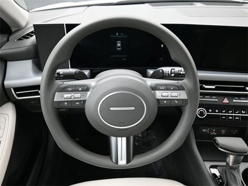 Used 2025 Hyundai Sonata SE image 13