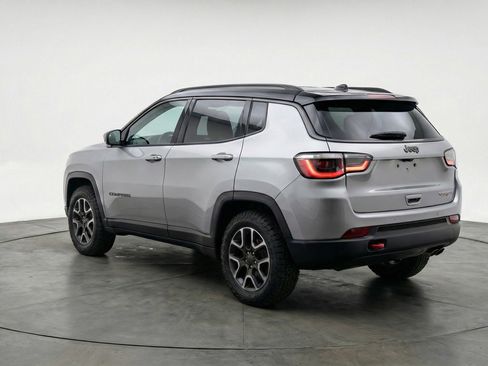 Used 2025 Jeep Compass Trailhawk AWD/4WD image 6