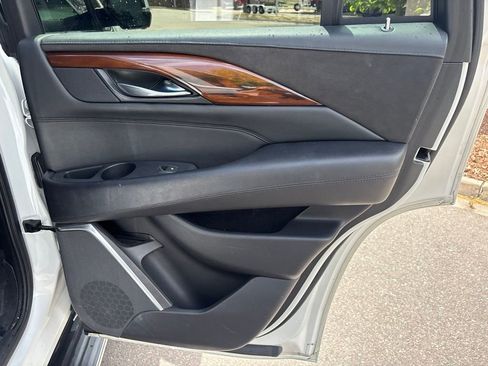 Used 2019 Cadillac Escalade Luxury AWD/4WD image 22