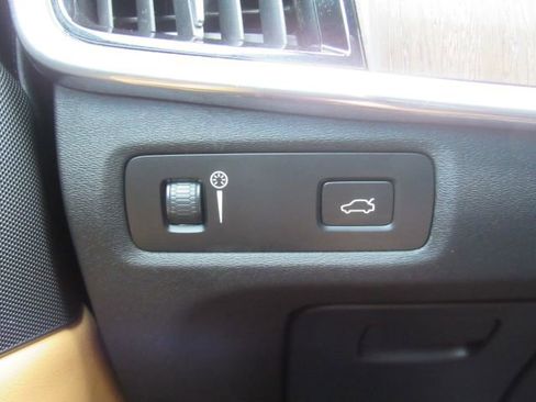 Used 2022 Volvo V90 B6 Cross Country image 37