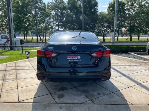 Used 2024 Nissan Altima 2.5 SV FWD image 11