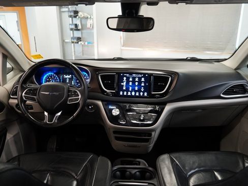 Used 2017 Chrysler Pacifica Touring-L image 18