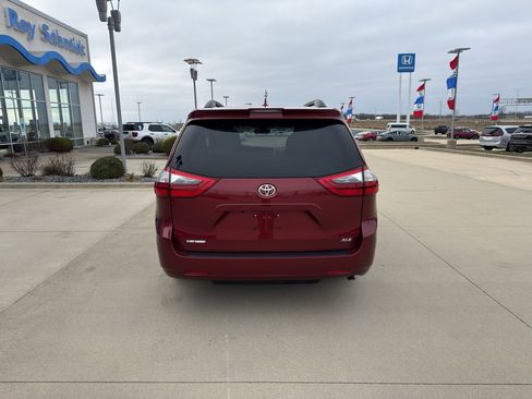 Used 2020 Toyota Sienna XLE image 6