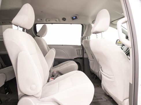 Used 2018 Toyota Sienna LE AWD/4WD image 13