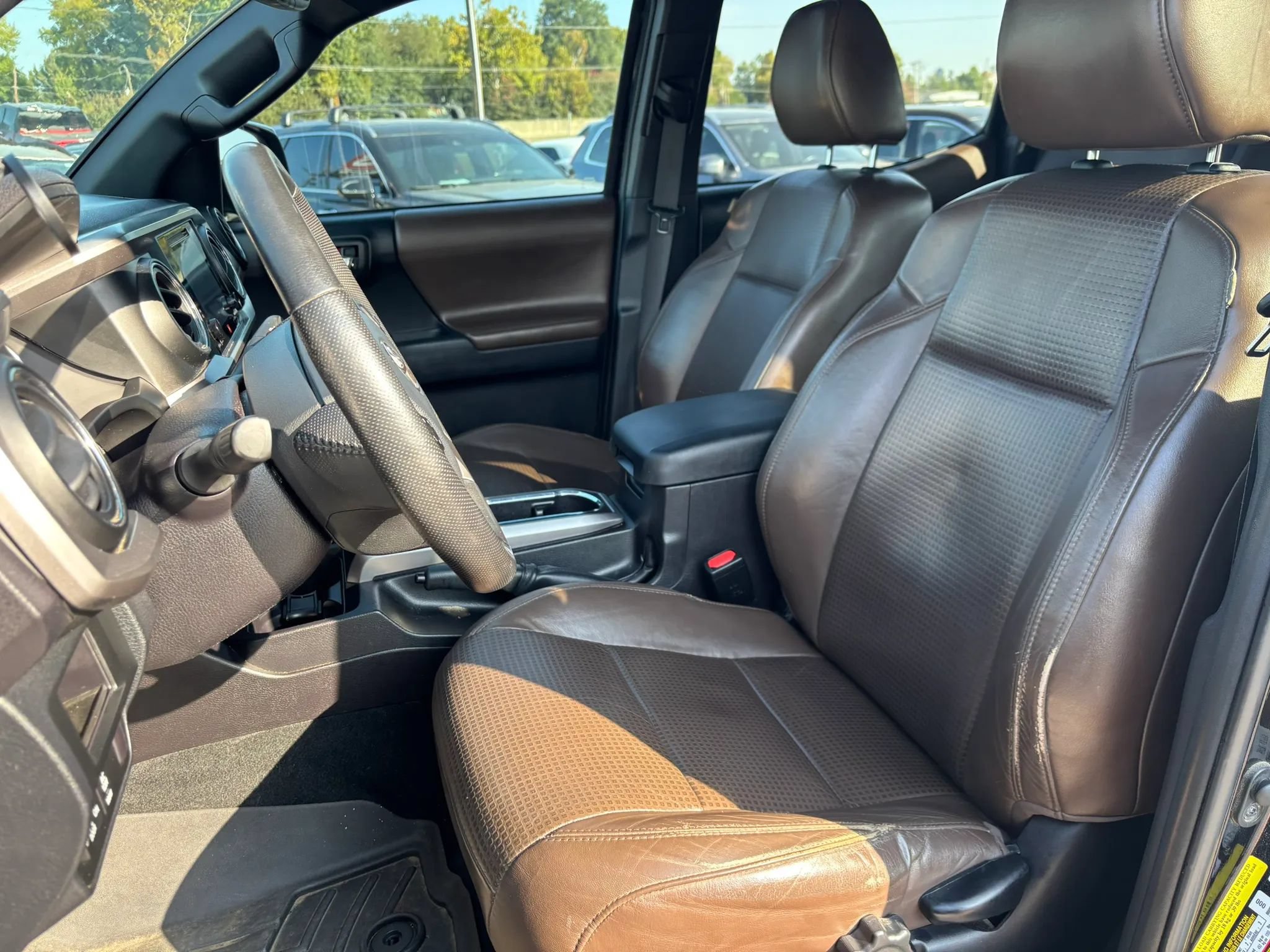 Used 2016 Toyota Tacoma Limited w/ Towing Package AWD/4WD image 12