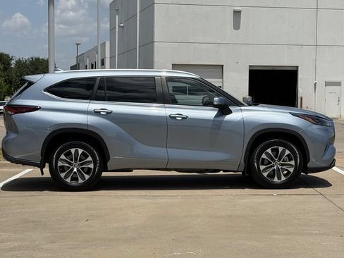 Certified 2024 Toyota Highlander XLE FWD image 3