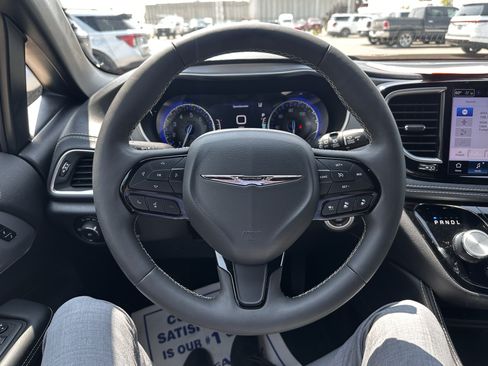 Used 2025 Chrysler Pacifica Limited FWD image 9