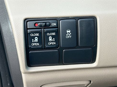 Used 2017 Honda Odyssey SE image 11