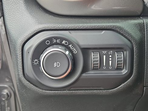 Used 2018 Jeep Wrangler Unlimited Sahara w/ Cold Weather Group AWD/4WD image 23