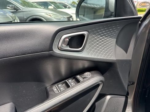 Used 2025 Kia Soul LX w/ LX Technology Package FWD image 24