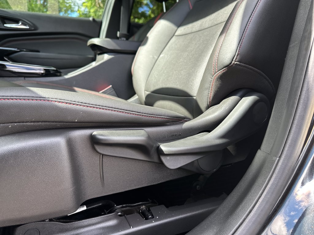 Used 2024 Chevrolet Trax RS w/ Sunroof Package FWD image 9