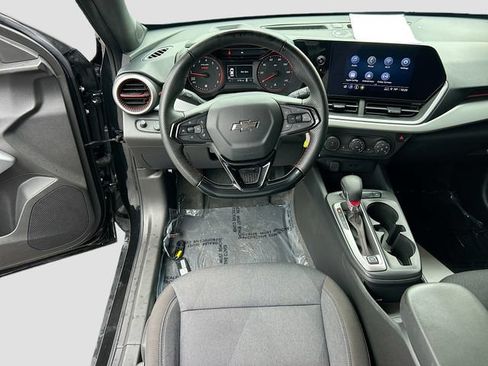 Used 2025 Chevrolet Trax RS FWD image 18