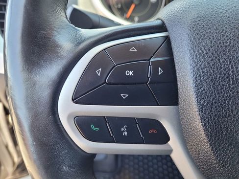 Used 2018 Jeep Cherokee Latitude Plus w/ Cold Weather Group AWD/4WD image 16