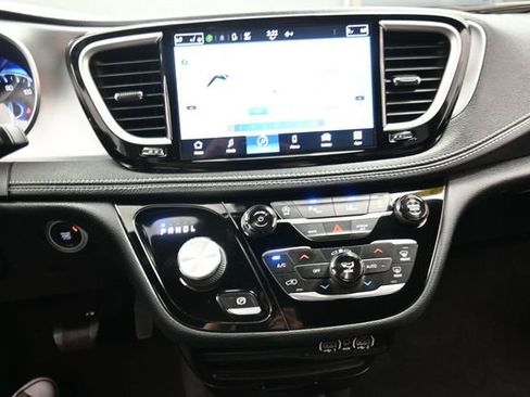 Used 2023 Chrysler Pacifica Touring-L w/ S Appearance Package FWD image 10