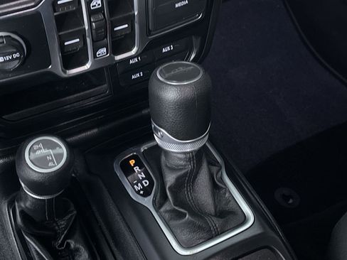 Used 2023 Jeep Gladiator Willys AWD/4WD image 21