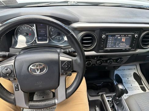 Used 2017 Toyota Tacoma SR5 w/ SR5 Appearance Package (SM) AWD/4WD image 28