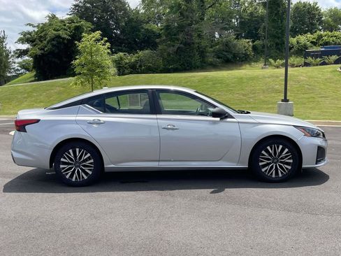 Used 2024 Nissan Altima 2.5 SV FWD image 2
