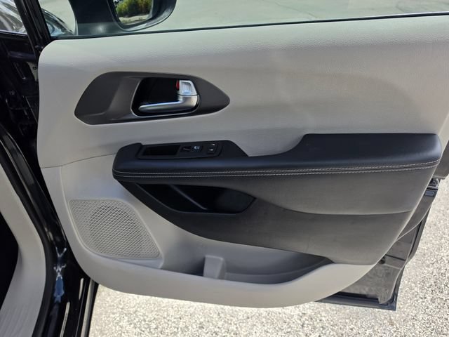 Used 2023 Chrysler Pacifica Touring-L FWD image 23