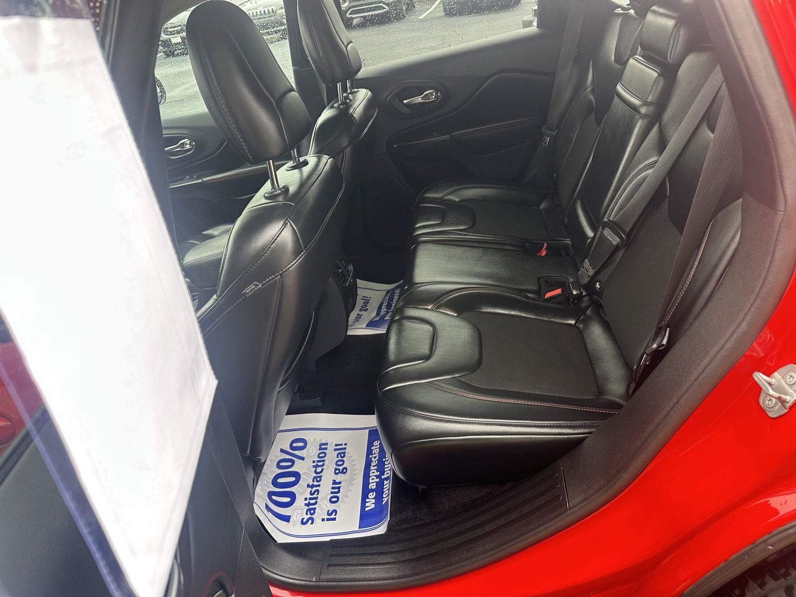 Used 2019 Jeep Cherokee Trailhawk AWD/4WD image 27