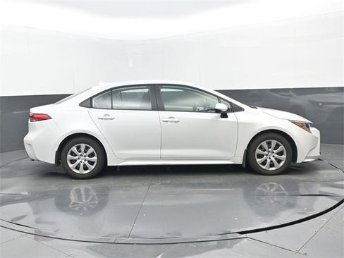 Used 2025 Toyota Corolla LE image 2