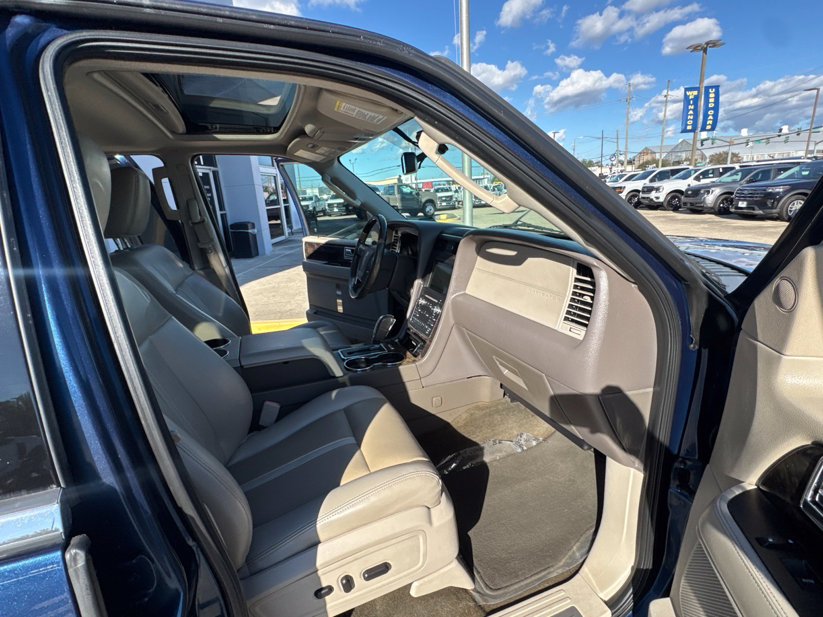 Used 2017 Lincoln Navigator Select RWD image 39
