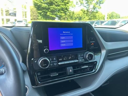 Used 2024 Toyota Highlander XLE FWD image 25