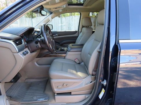 Used 2019 Chevrolet Suburban LT w/ Luxury Package image 15