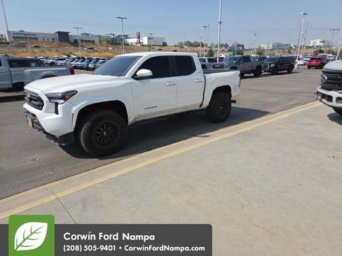 Used 2025 Toyota Tacoma SR5 AWD/4WD image 16