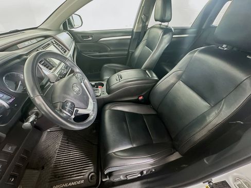 Used 2019 Toyota Highlander XLE AWD/4WD image 13