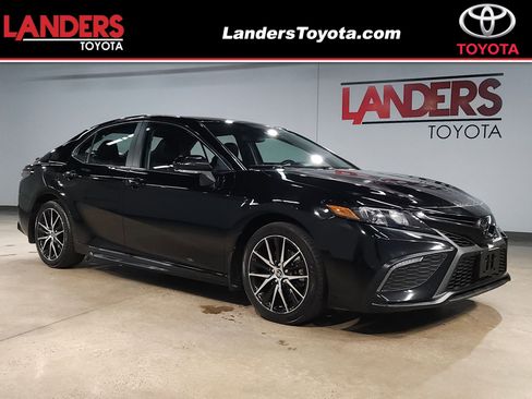 Used 2024 Toyota Camry SE image 1