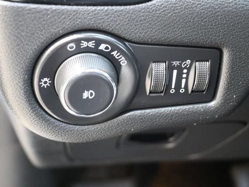 Used 2021 Jeep Cherokee Latitude Plus FWD image 31