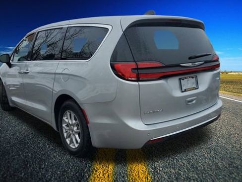 Certified 2024 Chrysler Pacifica Touring-L image 31