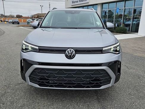New 2026 Volkswagen Taos SE image 2