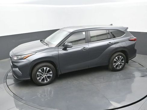 Used 2025 Toyota Highlander XLE FWD image 33