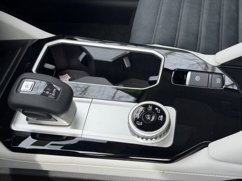 New 2026 Mitsubishi Outlander SE image 32