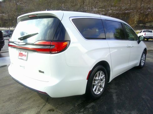 Used 2024 Chrysler Pacifica Touring-L FWD image 4