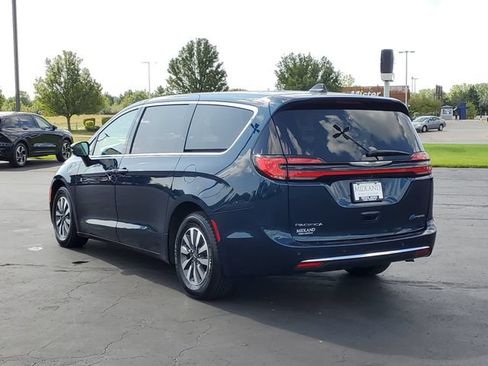 Used 2024 Chrysler Pacifica Limited FWD image 4