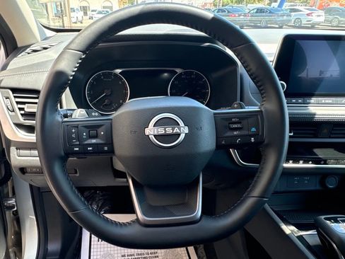 Used 2025 Nissan Rogue SV FWD image 11