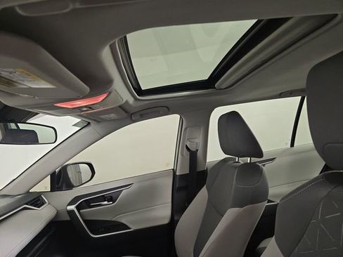 Used 2021 Toyota RAV4 XLE image 32