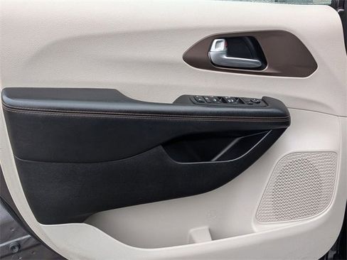 Used 2018 Chrysler Pacifica Touring-L w/ Premium Audio Group image 12