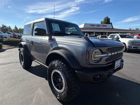 Used 2023 Ford Bronco Badlands image 2