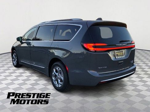 Used 2021 Chrysler Pacifica Limited AWD/4WD image 5