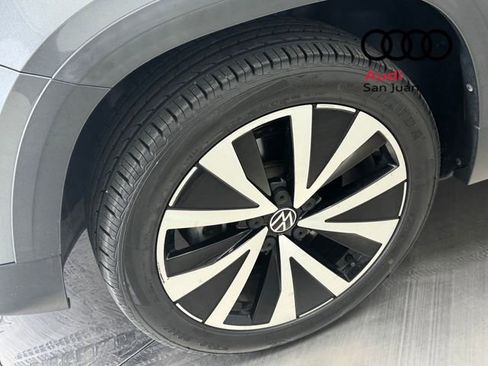 Used 2022 Volkswagen Taos SE w/ Panoramic Sunroof Package FWD image 4