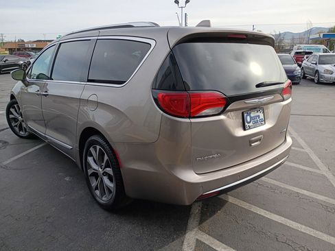 Used 2018 Chrysler Pacifica Limited image 5